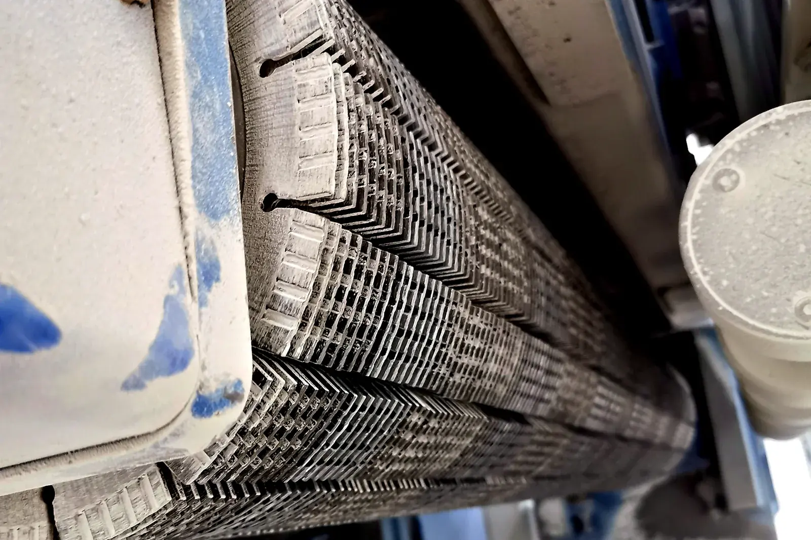 Diamant-Kalibrierwalze in einer Fertigungsanlage der Betonindustrie