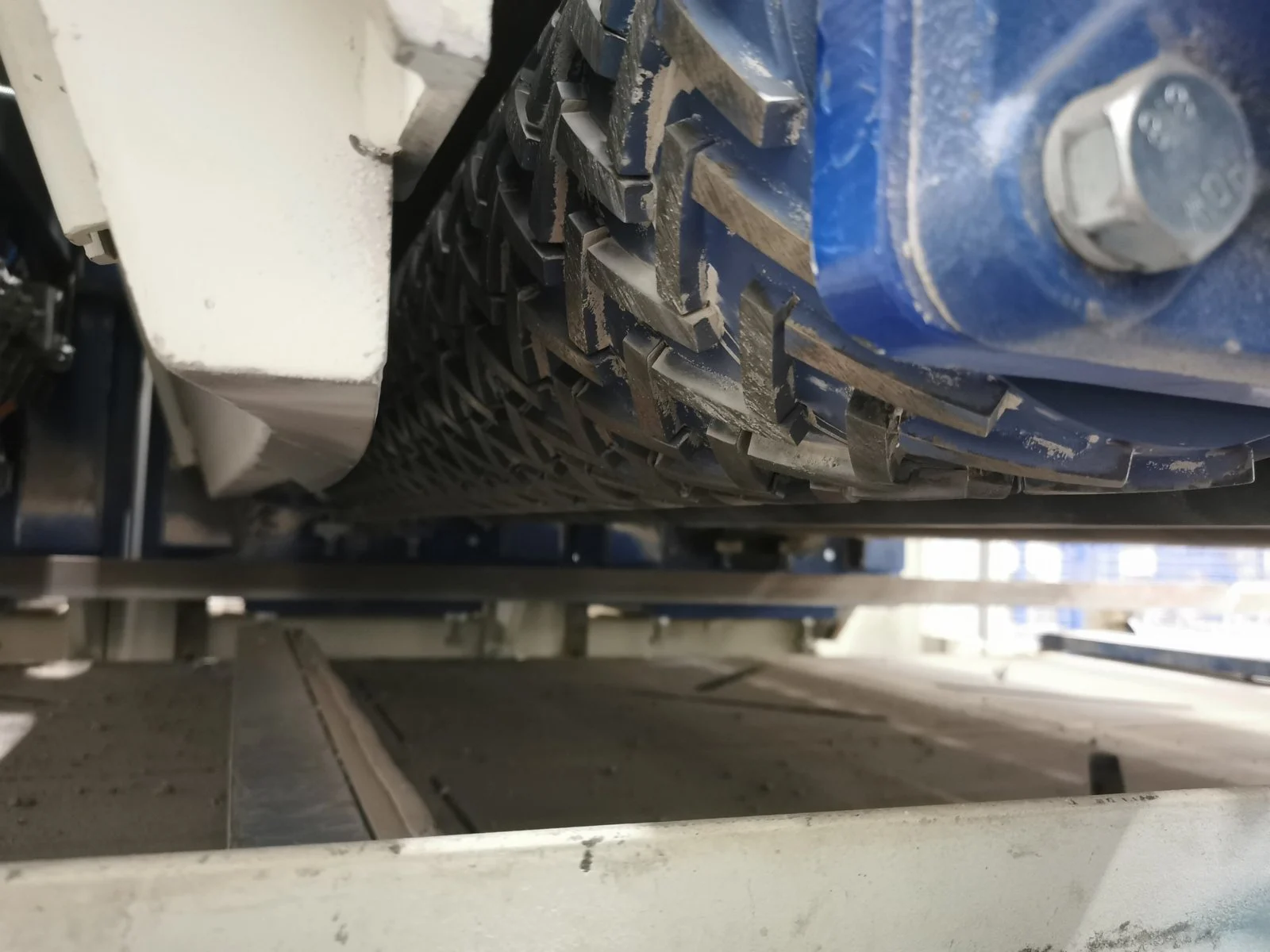 Rouleau de calibrage diamanté en action sur une rectifieuse QUADRA